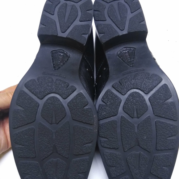 Born Slip on Oxford with comfort footbed. - Picture 2 of 5